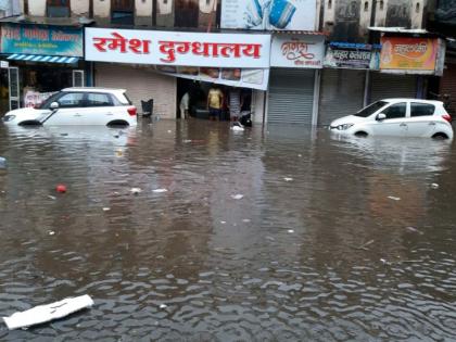 Businessmen rushed to the shops on Dahipula due to water intrusion | दहीपुल भागातील दुकानांमध्ये शिरले पावसाचे पाणी ; व्यावसायिकांचे मोठे नूकसान