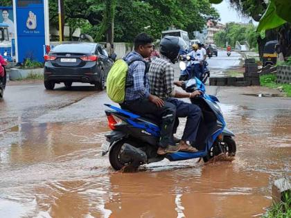 Water-filled potholes in smart cities are death traps Neglect of the Municipal Corporation | स्मार्ट सिटीतील पाण्याने भरलेले खड्डे ठरताहेत मृत्यूचे सापळे; महानगरपालिकेचे दुर्लक्ष