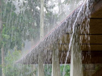 Heavy rain in suburbs with lightning Heavy rain in Bandra, Khar, Santacruz area | विजांच्या कडकडासह उपनगरात जोरदार पाऊस वांद्रे, खार, सांताक्रुज परिसरात जोरदार पाऊस