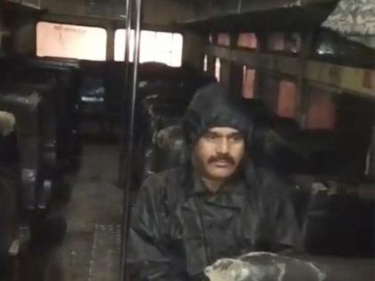 The driver and conductor spent the night wearing raincoats due to the leaky bus | Video - गळक्या बसमुळे चालक व वाहकाने रेनकोट घालून काढली रात्र