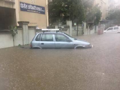 The condition of the vehicles on the roads is like the flood victims | जलमय रस्त्यांवरच्या वाहनांची स्थितीही झाली पूरग्रस्तांसारखी