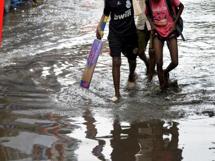 Heavy rain in many places in Kolhapur district, a mustache in the city: cloudy atmosphere | कोल्हापूर जिल्ह्यात अनेक ठिकाणी जोरदार पाऊस, शहरात तुरळक हजेरी : ढगाळ वातावरण