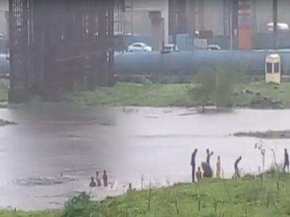 Children water sports in dangerous waters near Bandra station Neglect by Railway Administration, Police and Municipality | वांद्रे स्थानकाजवळ धोकादायक पाण्यात मुलांची जलक्रीडा; रेल्वे प्रशासन, पोलीस आणि पालिकेकडून दुर्लक्ष   