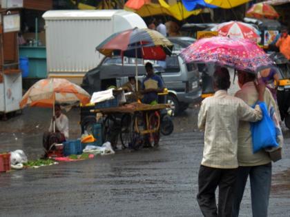 Moderate showers in the city | शहरात पावसाच्या मध्यम सरींचा वर्षाव