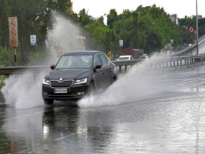 Moderate rainfall dropped throughout the day; 8.5 mm of rainfall | मध्यम सरी दिवसभर कोसळल्या;१५.६ मिमी पावसाची नोंद