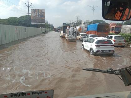 Five kilometers of traffic jam on the Pune-Solapur route due to waterlogging on the road | Pune Rain : पुणे-सोलापूर मार्गावरील रस्त्यावर पाणी साचल्यामुळे पाच किलोमीटर वाहतूक कोंडी