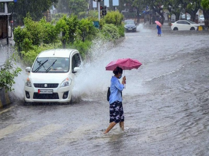 heavy rain for the second day in a row water accumulated in the low lying areas adding to the traffic jam | सलग दुसऱ्या दिवशी पावसाची जोरदार हजेरी; सखल भागात साचले पाणी, वाहतूक कोंडीत पडली भर