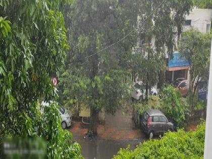 After taking some rest in the morning heavy rains continue unabated in Nagpur | नागपुरात पावसाची बॅटिंग सुरुच; सकाळच्या रिमझिमनंतर दुपारी पुन्हा धो..धो!