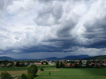 A crowd of clouds appears in the sky; But why is it not raining? Meteorologists said the reason | आकाशात ढगांची गर्दी दिसते; पण पाऊस का पडत नाही? हवामानतज्ज्ञांनी सांगितले कारण