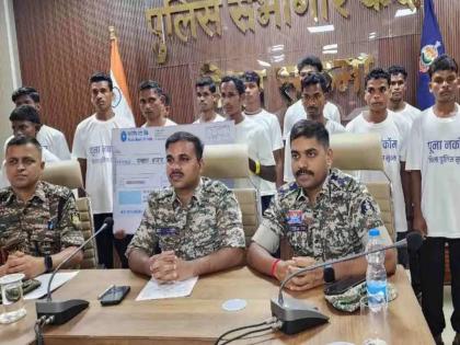 Big success against Naxalites, 16 Naxalites surrender in Sukma 6 people had a reward of Rs 25 lakh | नक्षलवाद्यांविरुद्ध मोठे यश, सुकमामध्ये १६ नक्षलवाद्यांचे आत्मसमर्पण; ६ जणांवर २५ लाख रुपयांचे होते बक्षीस Big success against Naxalites, 16 Naxalites surrender in Sukma 6 people had a reward of Rs 25 lakh | नक्षलवाद्यांविरुद्ध मोठे यश, सुकमामध्ये १६ नक्षलवाद्यांचे आत्मसमर्पण; ६ जणांवर २५ लाख रुपयांचे होते बक्षीस