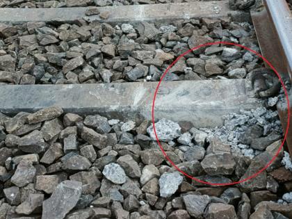 Train accident averted near Chhatrapati Sambhajinagar; By placing a stone on the track, open an ambush attempt | छत्रपती संभाजीनगरजवळ रेल्वेची दुर्घटना टळली; रुळावर दगड ठेवून घातपाताचा प्रयत्न उघड