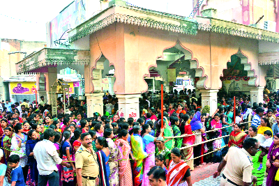 Raj-Rajeshwar crowd of devotees! | राज-राजेश्वराला भाविकांची अलोट गर्दी!