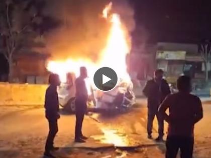 Rajasthan burning car accident 3 people are dead as car catches fire after crashing into divider in ajmer video goes viral on social media  | राजस्थानमध्ये बर्निंग कारचा थरार! धावत्या कारमधून निघू लागला धूर, काहीच क्षणात गाडीने घेतला पेट अन्...  