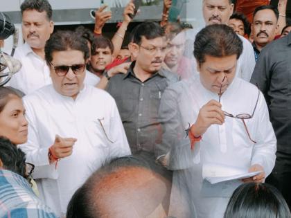 mns chief Raj Thackeray listens to women protesting outside the hotel chandrapur | राज ठाकरे यांनी हाॅटेल बाहेर निदर्शने करणाऱ्या महिलांची ऐकली गाऱ्हाणी