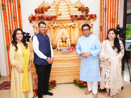 Raj Thackeray at Varsha bungalow as soon as Maratha agitation ends; had darshan of Ganpati, welcomed by Chief Minister Devendra Fadanvis | मराठा आंदोलन संपताच राज ठाकरे वर्षा बंगल्यावर; घेतले गणपतीचे दर्शन, मुख्यमंत्र्यांकडून स्वागत Raj Thackeray at Varsha bungalow as soon as Maratha agitation ends; had darshan of Ganpati, welcomed by Chief Minister Devendra Fadanvis | मराठा आंदोलन संपताच राज ठाकरे वर्षा बंगल्यावर; घेतले गणपतीचे दर्शन, मुख्यमंत्र्यांकडून स्वागत