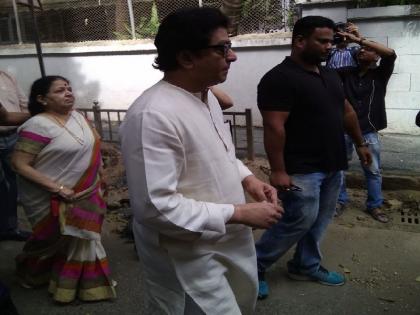 raj thackeray spotted at shivaji park for a morning walk april fool 2018 | राज ठाकरे भल्या पहाटे मॉर्निंग वॉकसाठी शिवाजी पार्कवर अवतरतात तेव्हा...