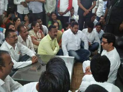 Raj Thackeray interacted with the activists sitting on the floor | राज ठाकरेंनी जमिनीवर बसून साधला कार्यकर्त्यांशी संवाद