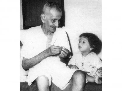 आजोबा प्रबोधनकार ठाकरेंसोबत राज ठाकरे. 