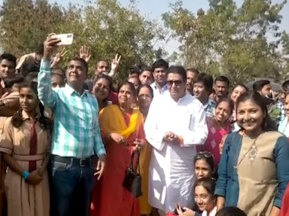 While leaving Marathwada, Raj Thackeray cheered Bachche company | Video: चिमुकल्यांचा उत्साह पाहून राज ठाकरे परतले; संवाद साधत सोबत फोटोही काढले