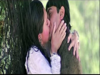 karishma kapoor shared experience of filming kiss scene of raja hindustani in ooty | राजा हिंदुस्तानीमधील तो किसिंग सीन चित्रीत करताना थरथर कापत होती करिश्मा कपूर