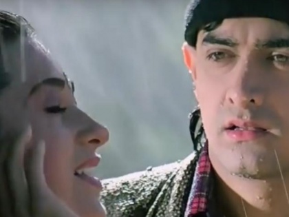 Throwback karisma kapoor and aamir khan kissing scene shoot for 3 days actress gets fed up | आमिर खानसोबतचा किसिंग सीन शूट करताना करिश्मा कपूरची झाली होती वाईट अवस्था, भर पावसात ३ दिवस सुरु होत शूटिंग