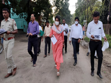 Parabhani: District Collectors walk for three hours; Roads, dirt, water channel works, women's hospital construction visited | जिल्हाधिकाऱ्यांची तीन तास पायी फिरुन पाहणी; रस्ते, धूळ, जलवाहिनीची कामे, स्त्री रुग्णालय बांधकामाला दिली भेट