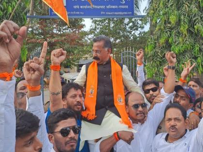 MLA Rajan Salvi was interrogated for five and a half hours; The Shiv Sainiks cheered as soon as they came out of the bribery office | राजन साळवी यांची साडे पाच तास चौकशी; लाच लुचपत कार्यालयाच्या बाहेर येताच शिवसैनिकांनी एकच जल्लोष