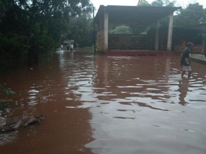 In Ratnagiri, the children left school, Rajapur was flooded again | रत्नागिरीत संततधार, शाळा सोडल्या, राजापूर पुन्हा जलमय