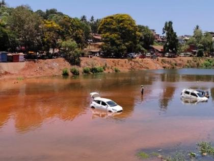 Tidal water in the river bed of Rajapur, Vehicles stuck | Ratnagiri: राजापूरच्या नदीपात्रात भरतीचे पाणी आल्याने वाहने अडकली