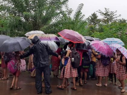 Students out of school in heavy rain on first day, Raipatan village in Rajapur taluka | Ratnagiri News: पहिल्याच दिवशी भर पावसात विद्यार्थी शाळेबाहेर, रायपाटण गावातील दुर्दशा