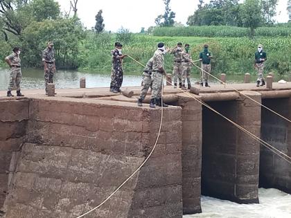 Rickshaw driver drowned in Shinganapur dam | शिंगणापूर बंधाऱ्यात रिक्षासह चालकाला जलसमाधी