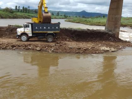 Obstruction of flow due to filling in river basin, removal work started after warning of irrigation | नदीपात्रातील भरावामुळे प्रवाहास अडथळा, इशाऱ्यानंतर हटवण्याचे काम सुरू