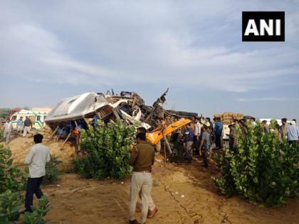 10 people killed, 20-25 injured in collision between a bus and truck in Bikaner | राजस्थानमध्ये भीषण अपघात; 10 जणांचा मृत्यू, 25 जण जखमी