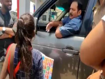 Udayan Raje Bhosale bought all the books from a girl on the street | उदयनराजेंनी मनं जिंकली; 'त्या' चिमुकलीकडून सगळीच पुस्तके खरेदी केली! video