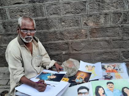 In times of crisis, art supports life; The story of an old man drawing on the sidewalk | संकटात कलेने दिला जीवन जगण्याला आधार; फूटपाथवर बसून चित्र रेखाटणाऱ्या वृद्धाची कहाणी