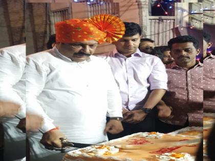 Kolhapur police file complaint against state planning board executive chairman Rajesh Kshirsagar for cutting birthday cake with sword | वाढदिवसाचा केक तलवारीने कापला, राज्य नियोजन मंडळाच्या कार्यकारी अध्यक्षांविरोधात कोल्हापूर पोलिसात तक्रार