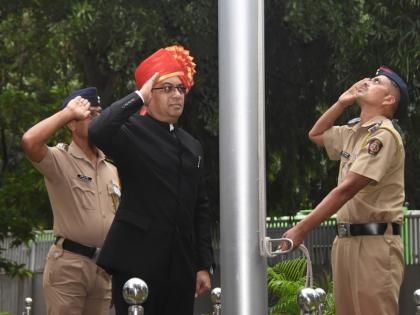 Collector Rajesh Deshmukh hoists the flag at the collector's office | Pune: जिल्हाधिकारी राजेश देशमुख यांच्या हस्ते जिल्हाधिकारी कार्यालयात ध्वजारोहण