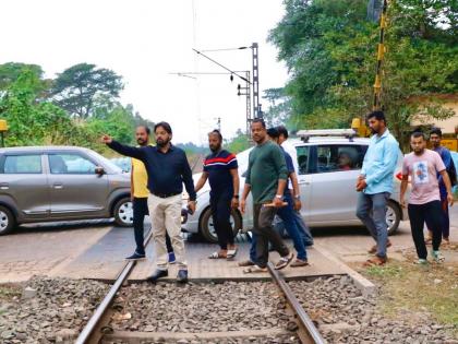 foundation laying of gawandali flyover on february 20 rajesh phaldesai inspected the railway gate | गवंडाळी उड्डाण पुलाची २० फेब्रुवारीला पायाभरणी; राजेश फळदेसाईंनी केली रेल्वे फाटकाची पाहणी