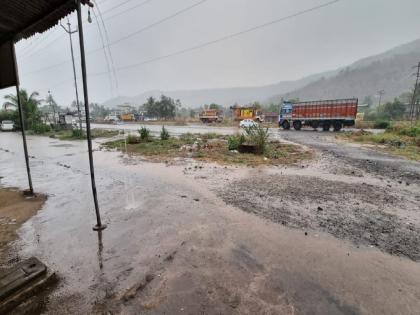 Unseasonal rains in many parts of Raigad, mango crop affected along with pulses | रायगडच्‍या अनेक भागात अवकाळी पावसाची हजेरी, आंबा पिकाबरोबरच कडधान्‍याला फटका