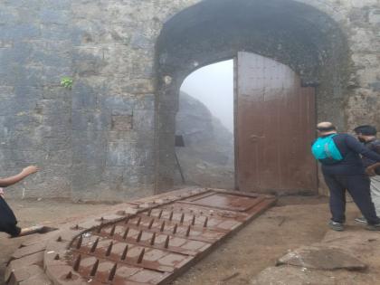 The newly installed door at the entrance to Rajgad collapsed | राजगडावरील प्रवेशद्वारावर नव्याने बसवलेला दरवाजा कोसळला