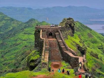 Heartbreaking incident at Rajgad; 20-year-old girl who came for trekking falls into 150 feet deep gorge, dies | राजगडावर हृदयद्रावक घटना; ट्रेकिंगसाठी आलेल्या २० वर्षीय तरुणीचा १५० फूट खोल दरीत कोसळून मृत्यू Heartbreaking incident at Rajgad; 20-year-old girl who came for trekking falls into 150 feet deep gorge, dies | राजगडावर हृदयद्रावक घटना; ट्रेकिंगसाठी आलेल्या २० वर्षीय तरुणीचा १५० फूट खोल दरीत कोसळून मृत्यू