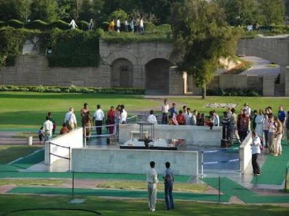 Rajghat closes for VHP meetings, criticizes Gandhi Foundation | राजघाट विहिंपच्या बैठकीसाठी बंद, गांधी प्रतिष्ठानने केली टीका