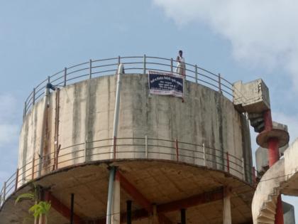 Farmers' show style agitation by climbing on a water tank against the ring road in Rajgurunagar | राजगुरूनगरमध्ये रिंग रोड विरोधात पाण्याच्या टाकीवर चढून शेतकऱ्याचे शोले स्टाईल आंदोलन