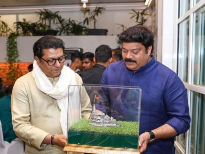 MNS MLA Raju Patil also met Raj Thackeray and wished him on his birthday. | राजू पाटलांनी राज ठाकरेंना दिल्या शुभेच्छा; श्रीराम मंदिराची प्रतिकृती भेट देत म्हणाले...