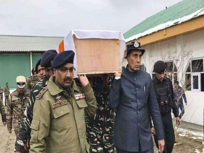 Pulwama Attack: The shoulder handed by the Home Minister to the martyr's martyr | Pulwama Attack: शहीद जवानाच्या पार्थिवाला गृहमंत्र्यांनी दिला खांदा