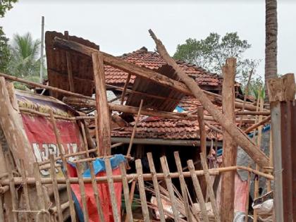 Storm like winds hit the eastern part of Rajapur | राजापूरच्या पूर्व परिसराला वाऱ्याचा तडाखा, घरांची कौले-पत्रे उडाले