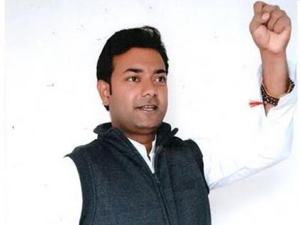 uttar pradesh bjp mla brabhushan rajput gives threatens officers kkg | तुम्हा सगळ्यांना चपलेनं मारेन; भाजपा आमदाराची अधिकाऱ्यांना धमकी