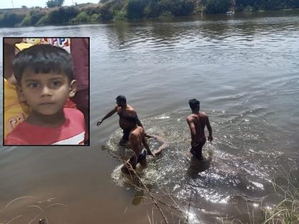 School boy drowned in Rajaram bandhra in Kolhapur, one succeeded in saving | कोल्हापुरात राजाराम बंधाऱ्यात शाळकरी मुलगा बुडाला, एकाला वाचवण्यात यश 