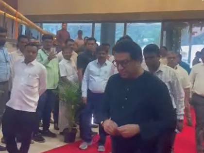 While Uddhav Thackeray was absent during the unveiling of Balasaheb thackeray oil painting at vidhan bhavan, Raj Thackeray reached for programme | बाळासाहेबांच्या तैलचित्र अनावरणावेळी उद्धव ठाकरे गैरहजर तर राज ठाकरे विधिमंडळात दाखल