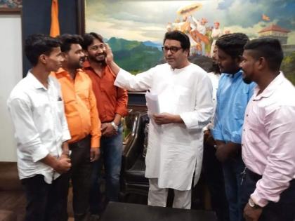 Raj Thackeray turned the hand of love on the same cheek on which the police beat the Mansainiks! | मनसैनिकांना पोलिसांनी ज्या गालावर मारलं, त्याच गालावर राज ठाकरेंनी फिरवला प्रेमाचा हात!